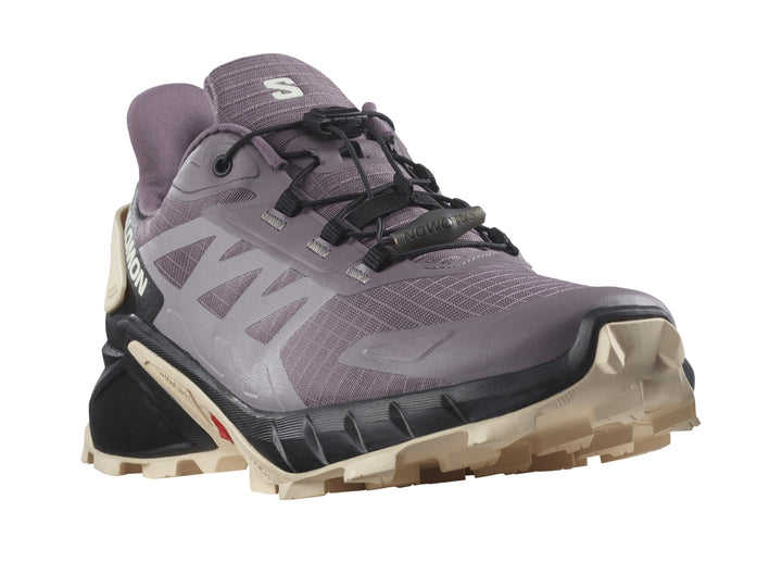 Tenis deportivos Salomon Supercross 4 color morado y negro con suela robusta y cordones rápidos.
