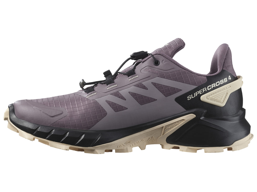 Tenis deportivos Salomon Supercross 4 color morado y negro con suela robusta y cordones rápidos.