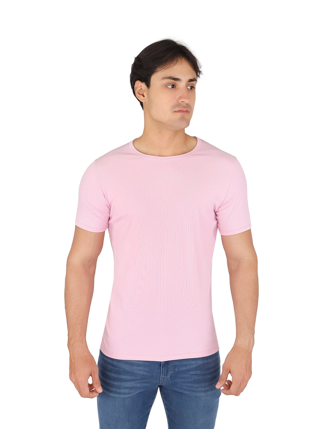 Hombre vistiendo una playera de manga corta en color rosa pastel con cuello redondo.