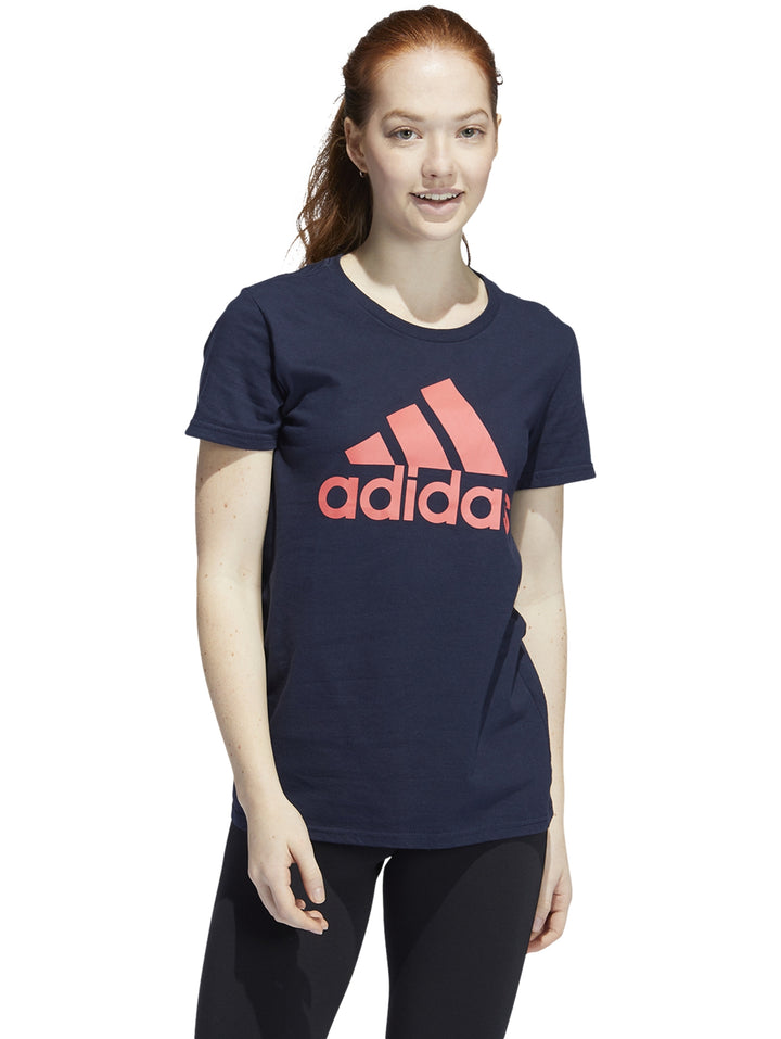 Camiseta deportiva Adidas color azul marino con logo frontal en color rosa.