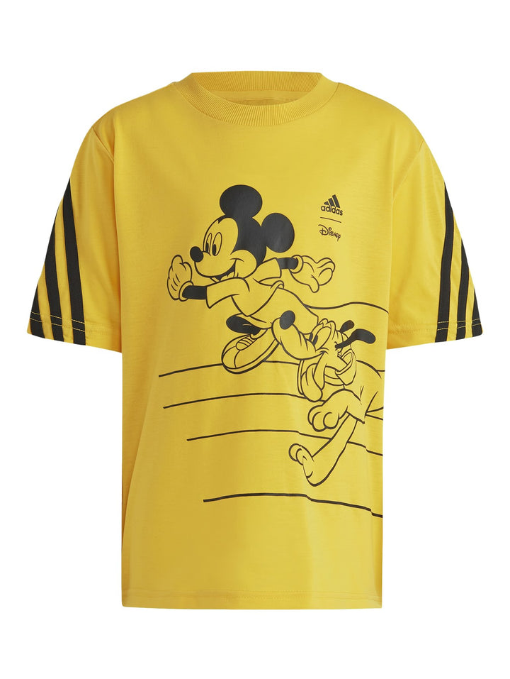 Playera Adidas color amarillo con estampado de Mickey Mouse en negro y tres rayas negras en las mangas.