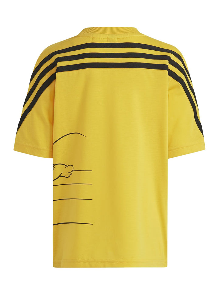 Playera Adidas color amarillo con estampado de Mickey Mouse en negro y tres rayas negras en las mangas.