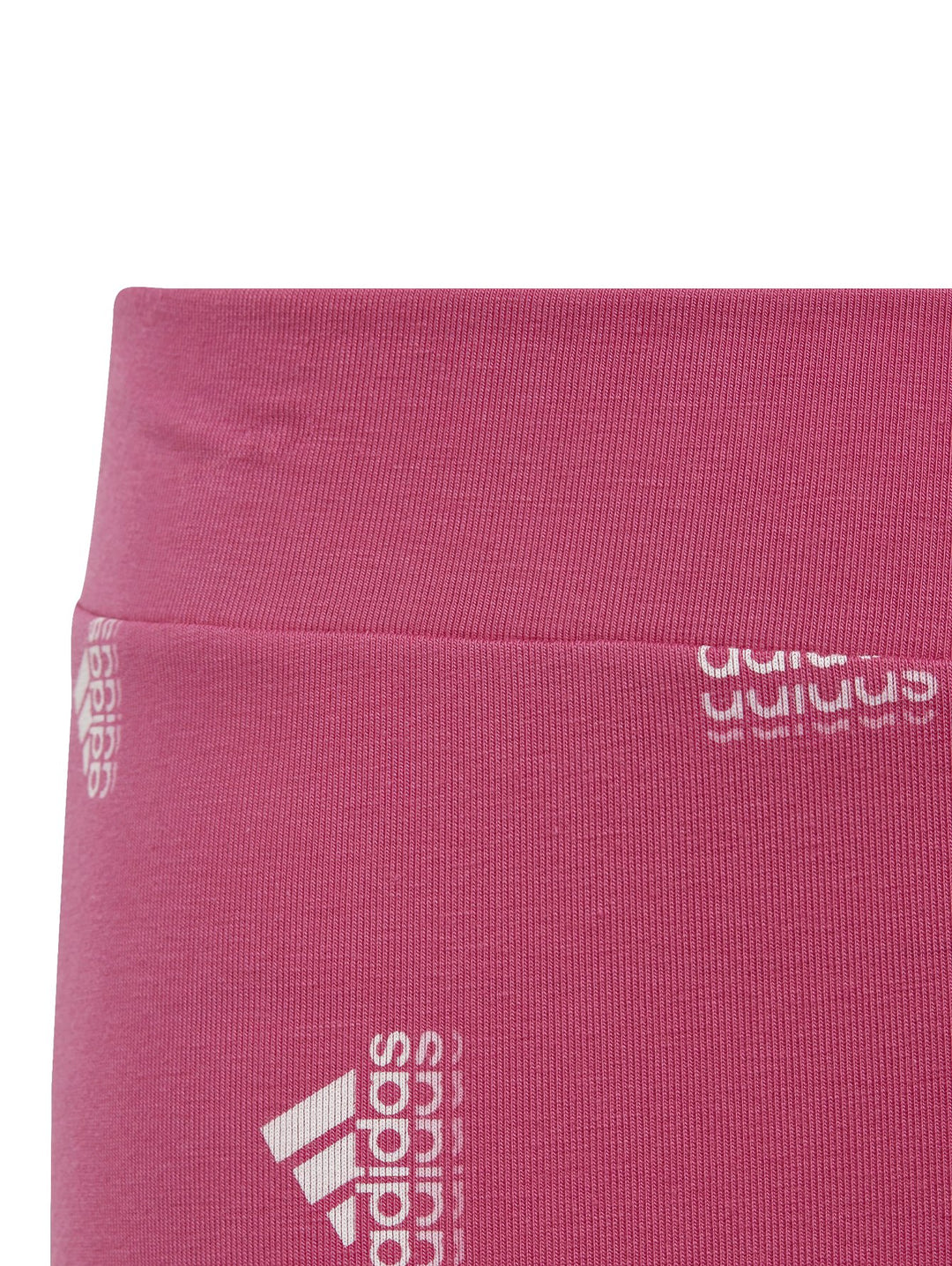 Leggings deportivos Adidas color fucsia con estampado de logos blancos en toda la prenda.