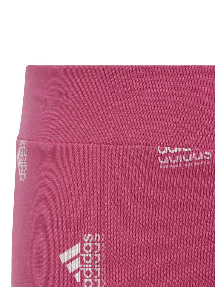 Leggings deportivos Adidas color fucsia con estampado de logos blancos en toda la prenda.