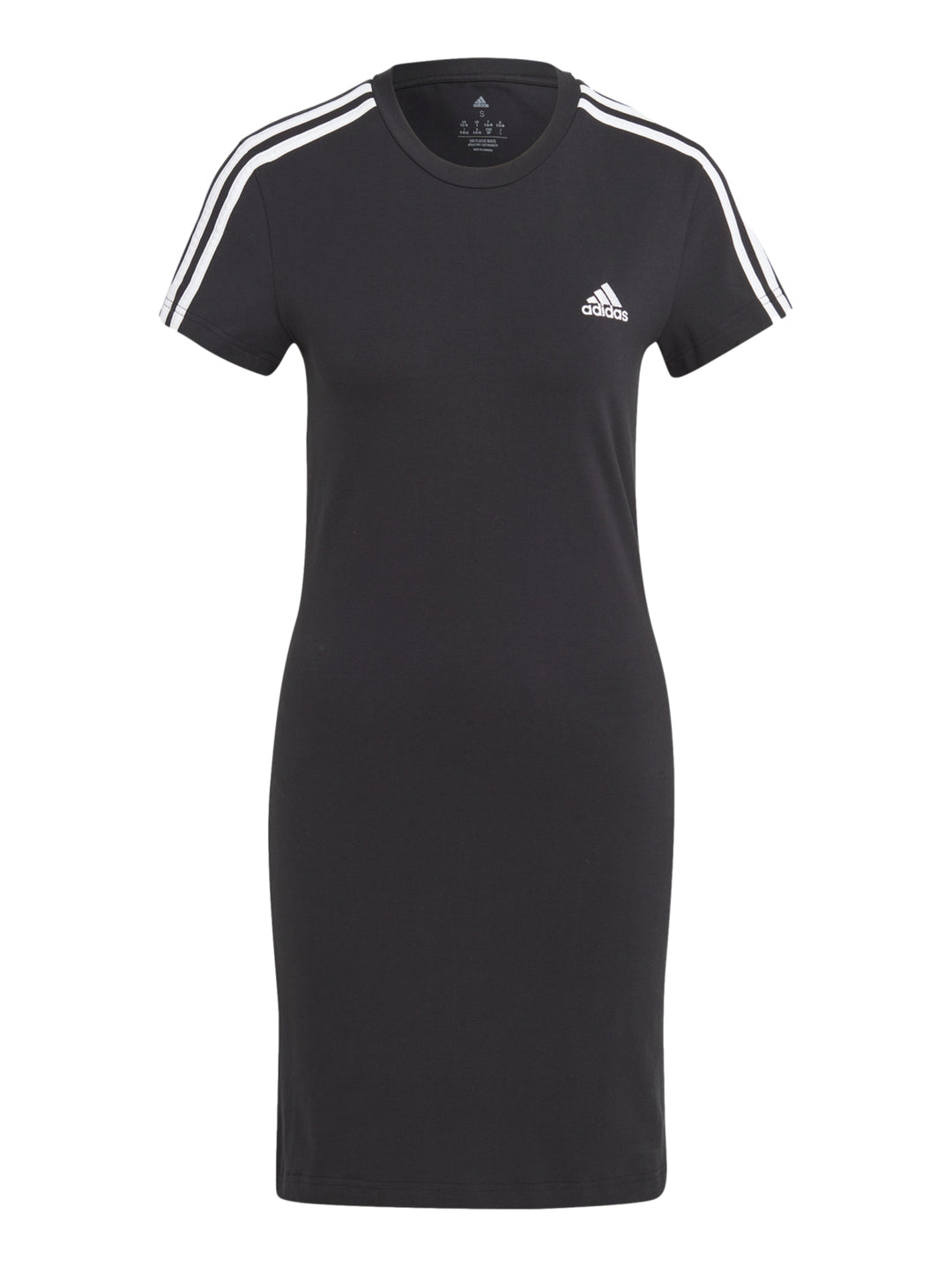 Mujer vistiendo un vestido deportivo corto de color negro con logo de Adidas en el pecho.