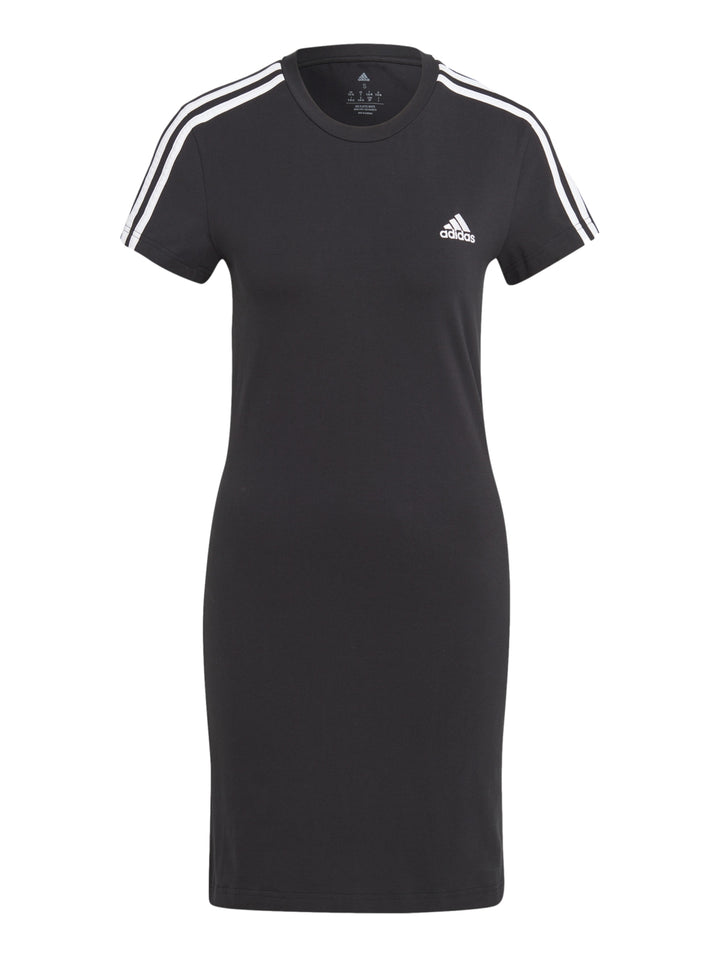 Mujer vistiendo un vestido deportivo corto de color negro con logo de Adidas en el pecho.
