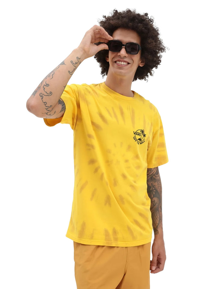 Camiseta amarilla de manga corta con efecto tie-dye y pequeño logotipo de Vans en el pecho.