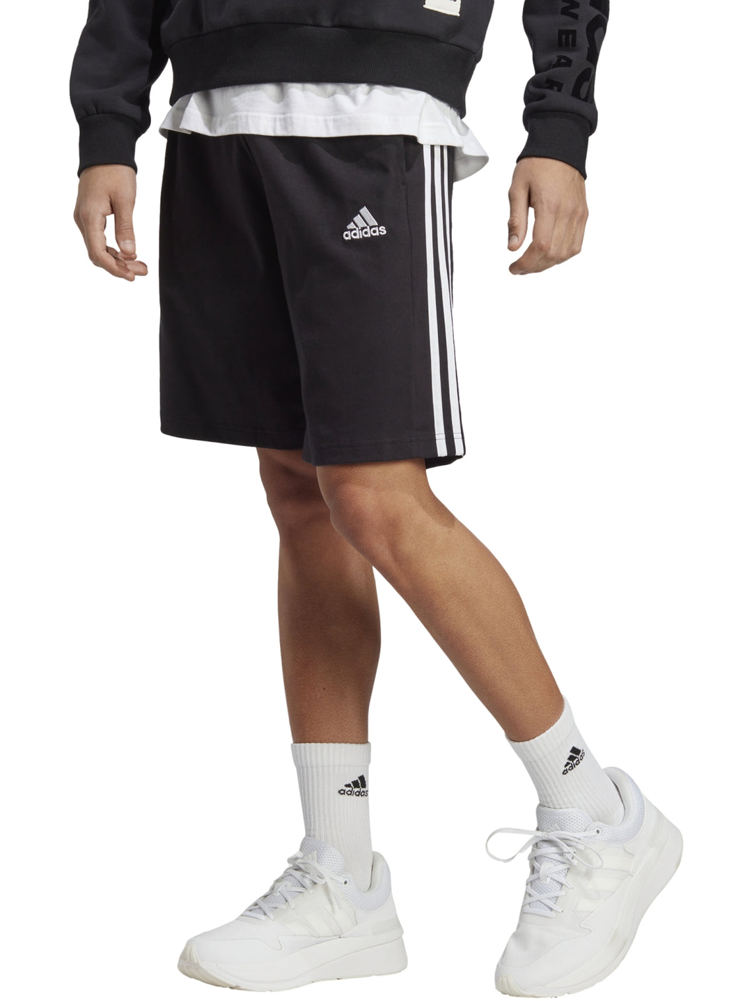 Pantalones cortos deportivos Adidas color negro con tres franjas blancas laterales.
