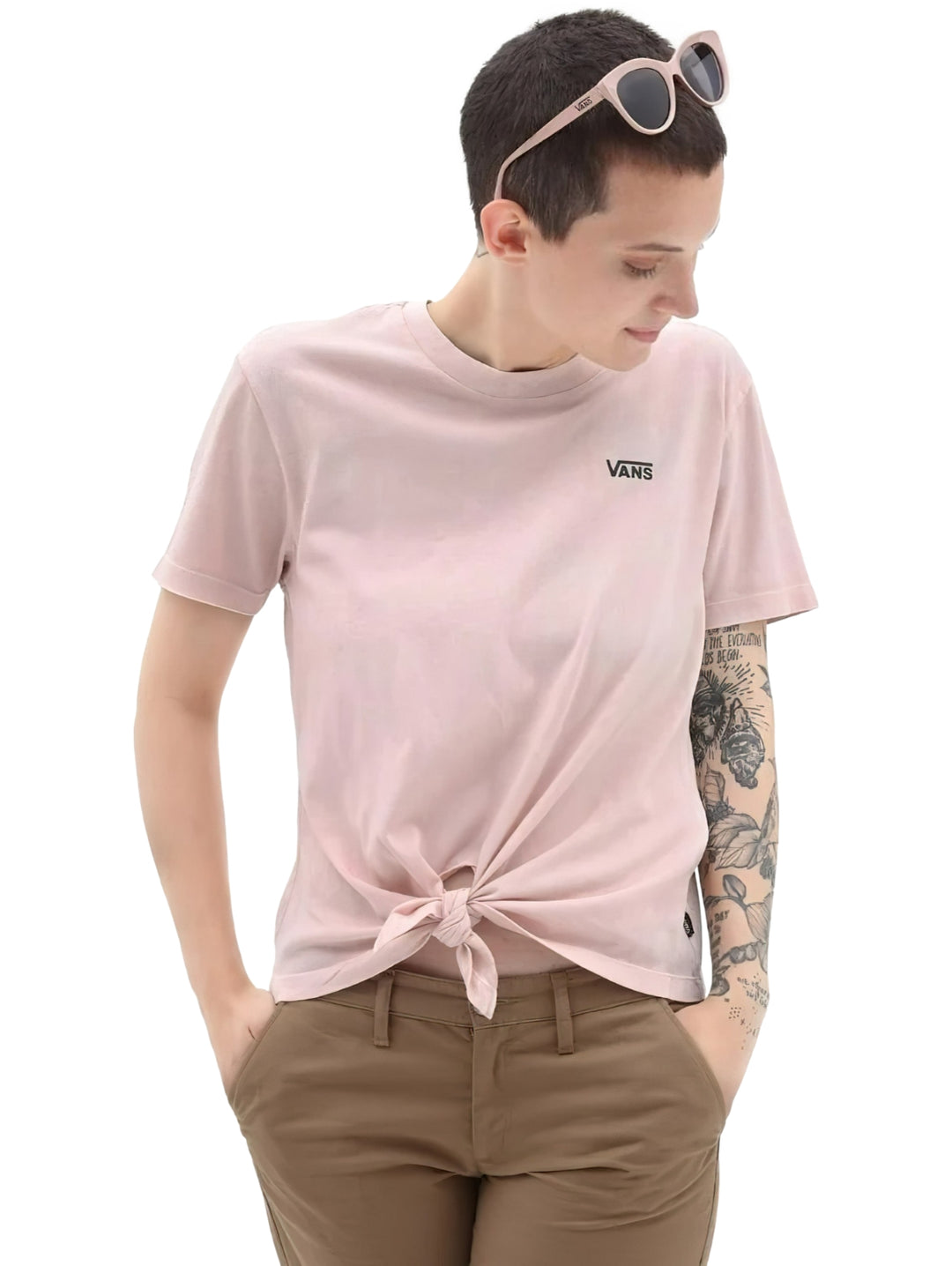 Camiseta rosa de manga corta marca Vans con detalle de nudo en la parte inferior.