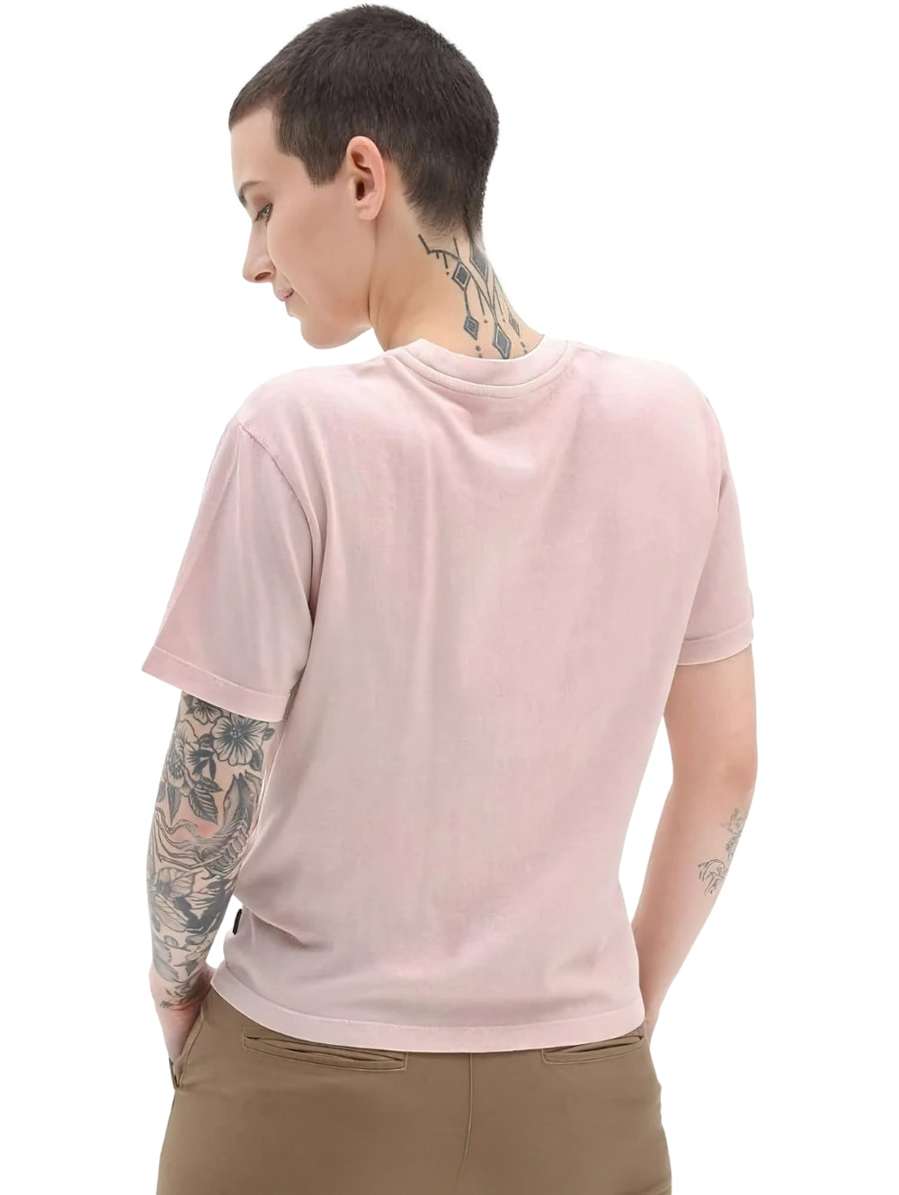 Camiseta rosa de manga corta marca Vans con detalle de nudo en la parte inferior.