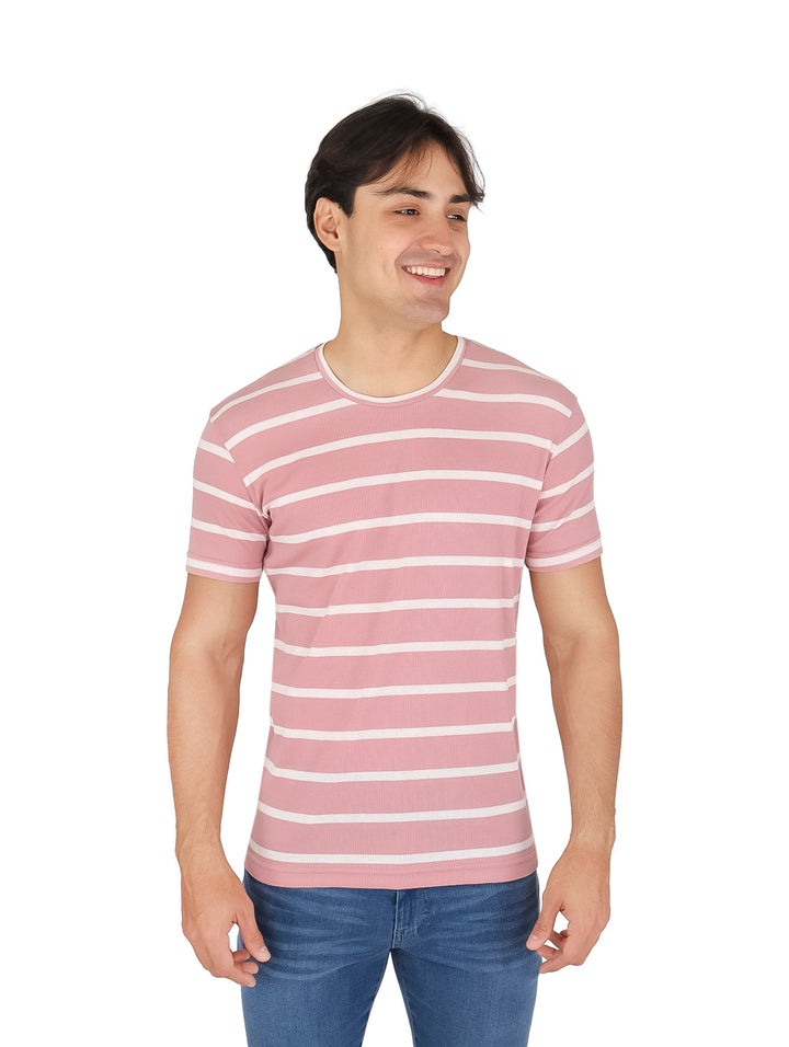 Hombre vistiendo playera de manga corta con rayas horizontales en color rosa y blanco.