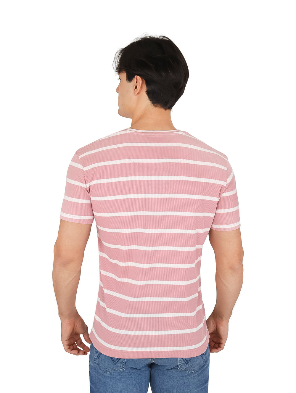 Hombre vistiendo playera de manga corta con rayas horizontales en color rosa y blanco.