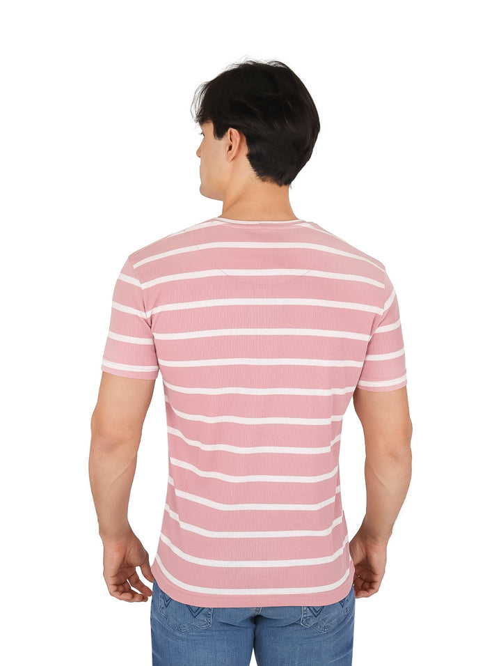 Hombre vistiendo playera de manga corta con rayas horizontales en color rosa y blanco.