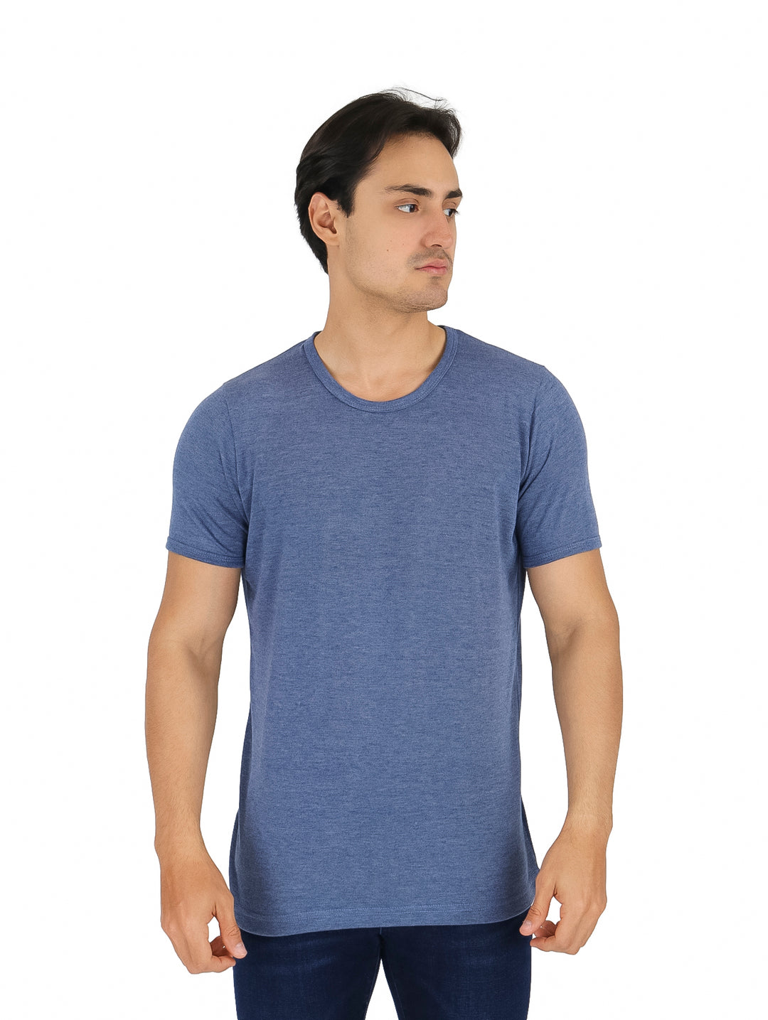 Hombre vistiendo una playera azul de manga corta y cuello redondo.