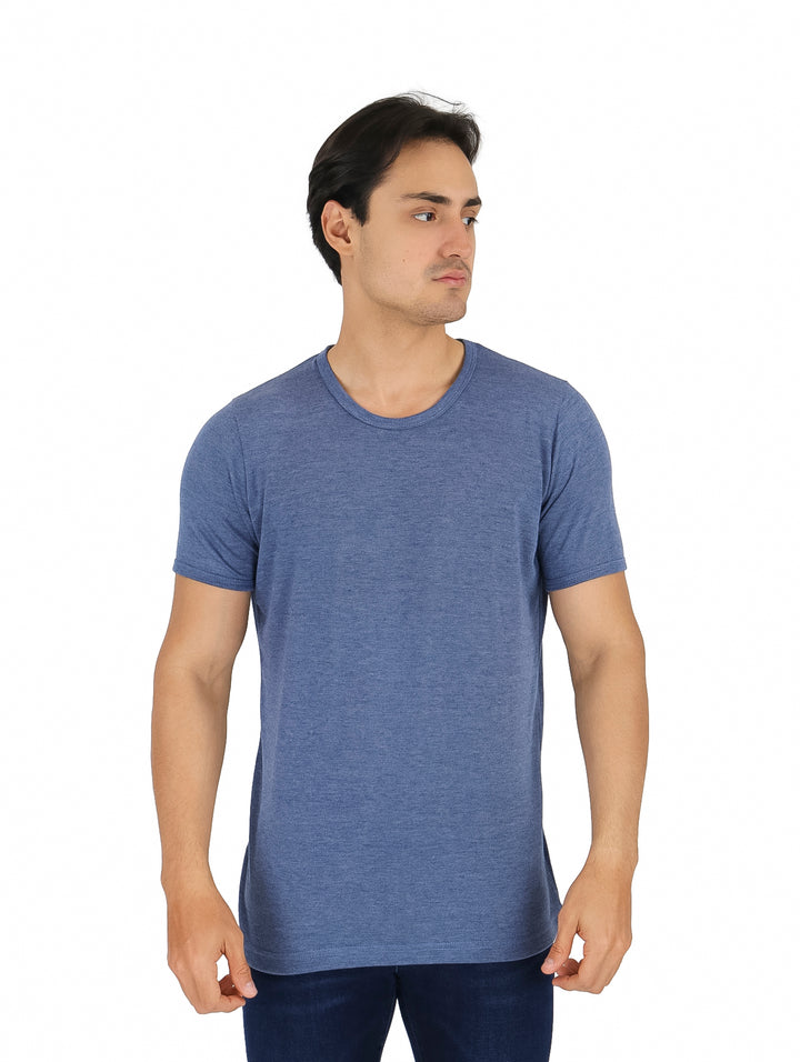 Hombre vistiendo una playera azul de manga corta y cuello redondo.