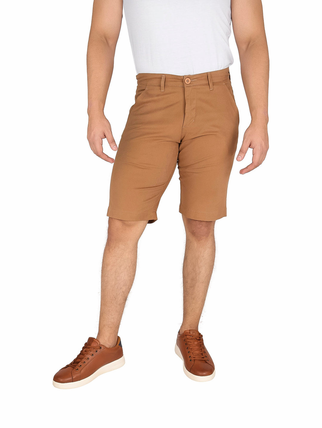 Hombre vistiendo bermudas de color beige estilo casual con calzado marrón sobre fondo blanco.