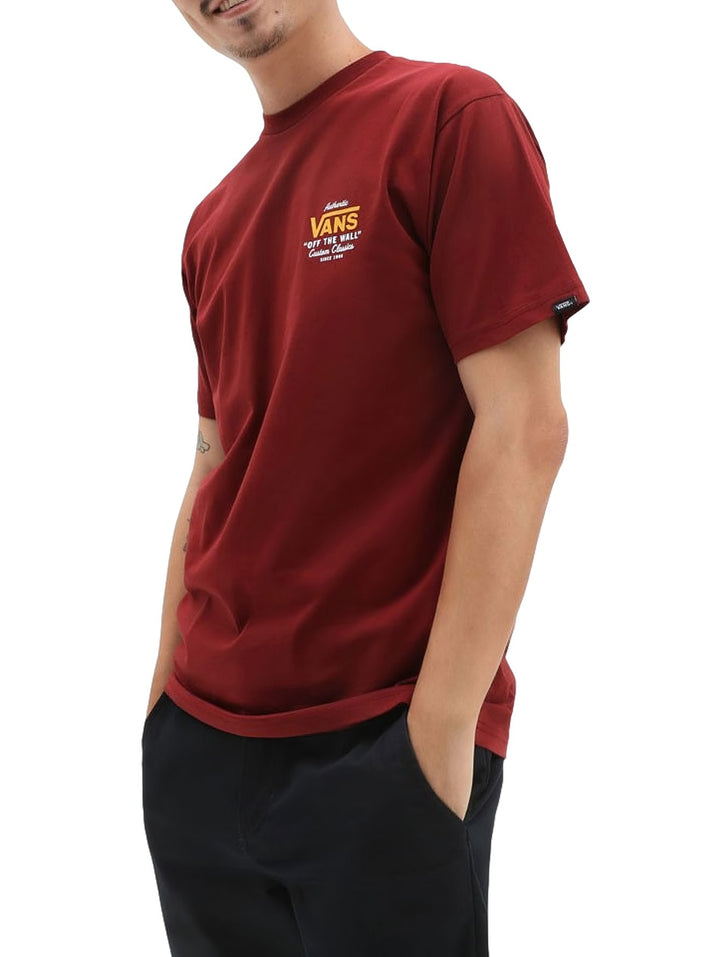 Hombre vistiendo una camiseta de manga corta color rojo oscuro con logotipo de Vans en el pecho.