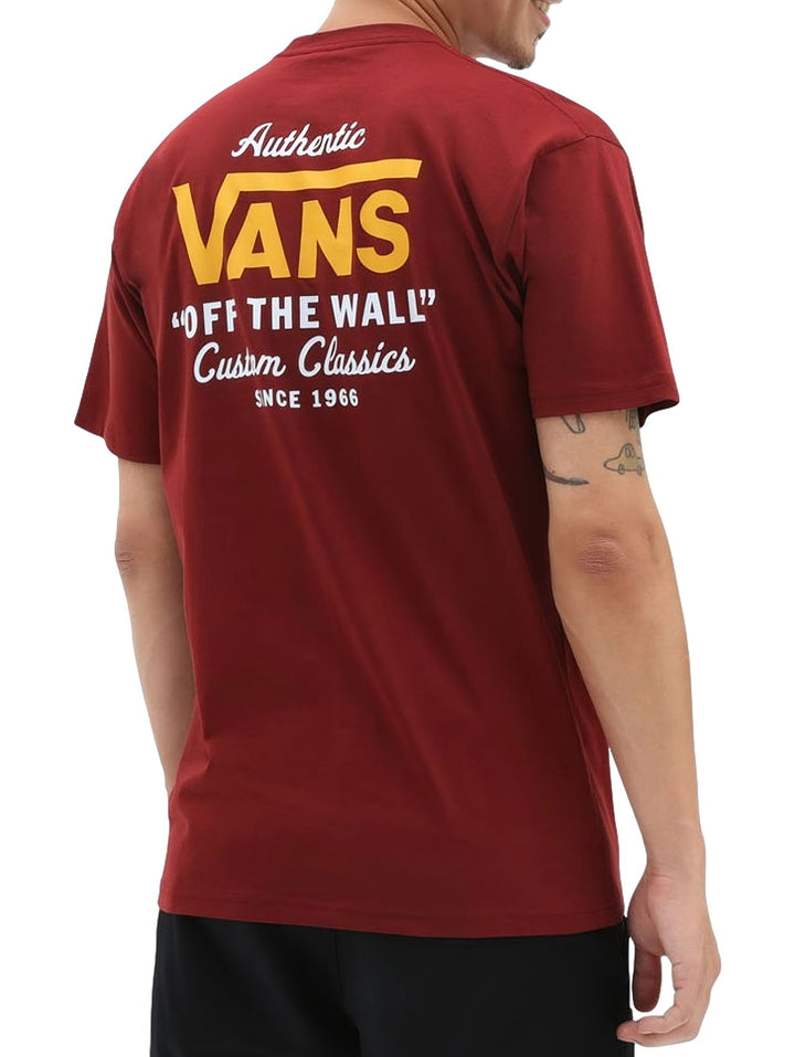 Hombre vistiendo una camiseta de manga corta color rojo oscuro con logotipo de Vans en el pecho.