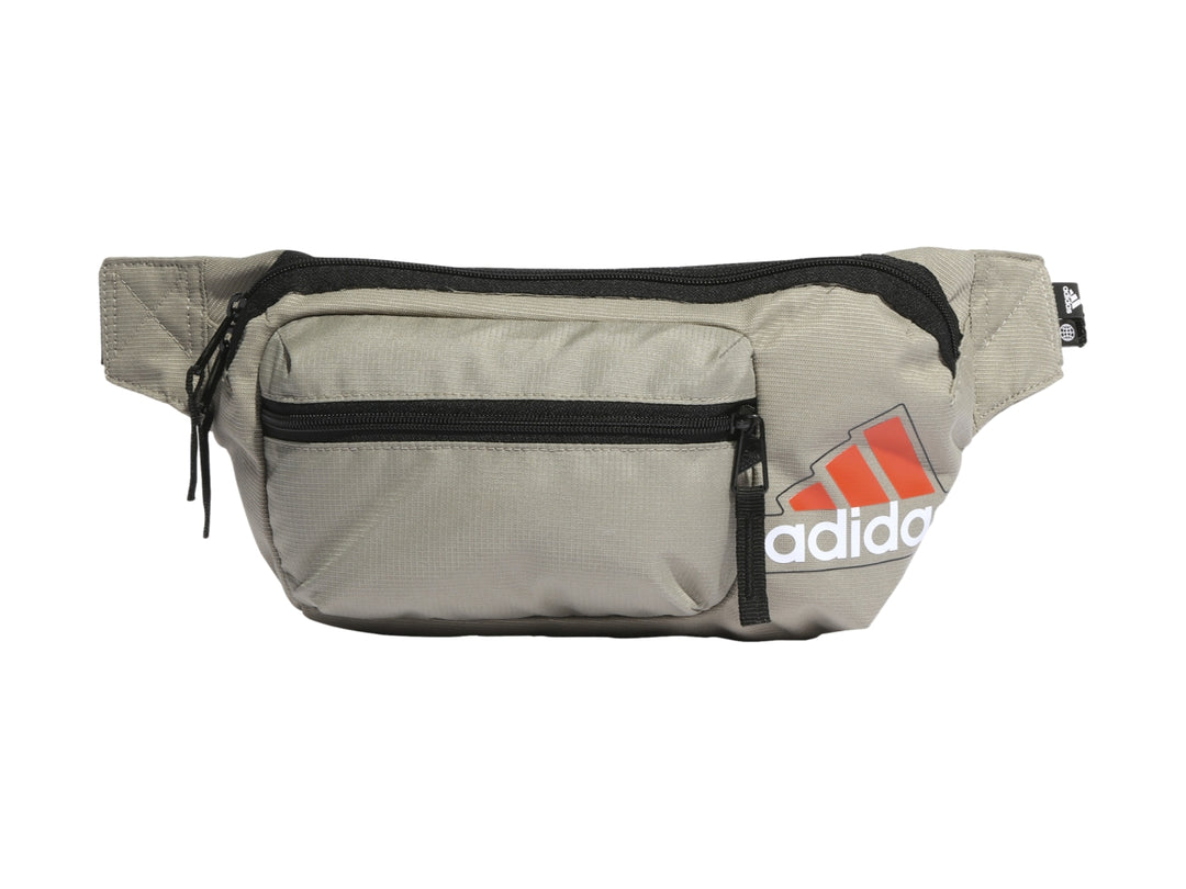 Riñonera Adidas color Silver Pebble con detalles en negro y logo rojo en el frente.