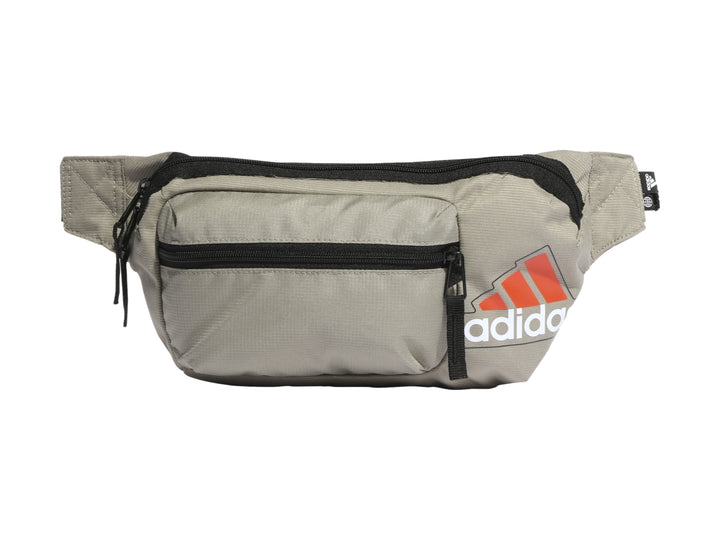Riñonera Adidas color Silver Pebble con detalles en negro y logo rojo en el frente.
