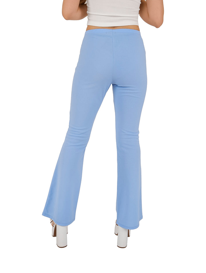 Mujer vistiendo pantalones campana de color azul claro, estilo casual.