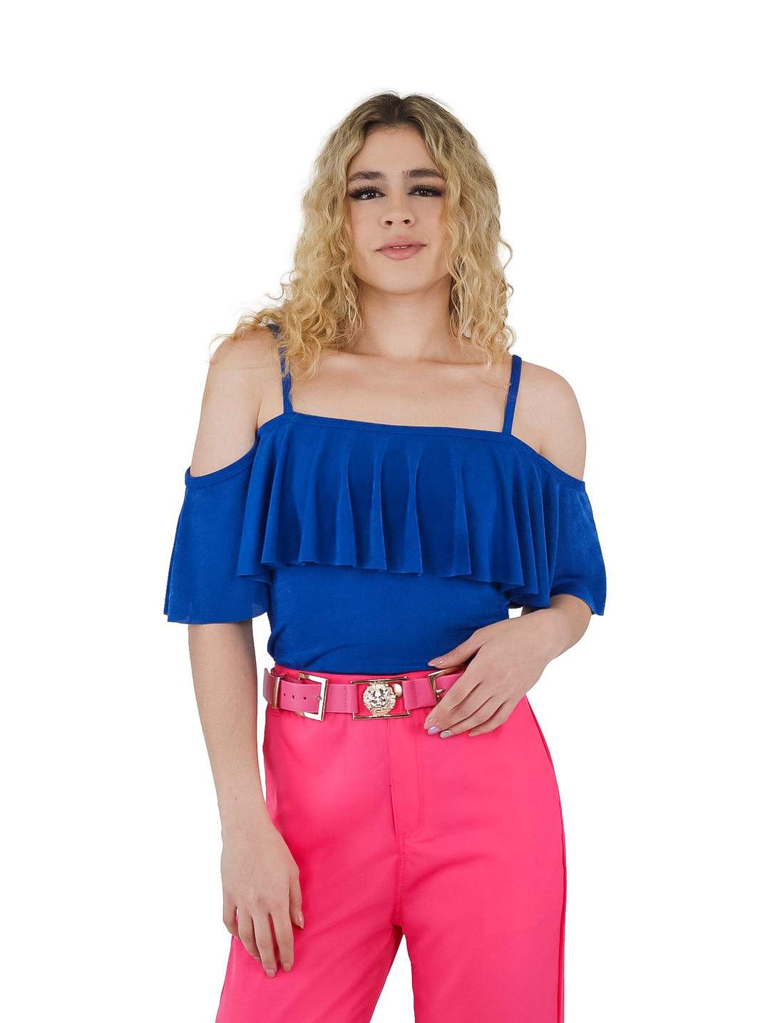 Mujer modelando blusa azul royal con tirantes y pantalones rosa.