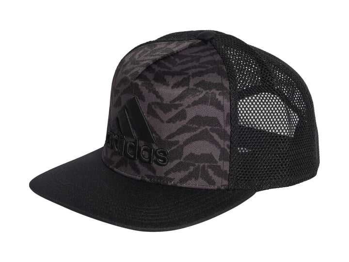 Gorra Adidas negra con panel frontal estampado en gris y negro, visera plana y parte posterior de malla.