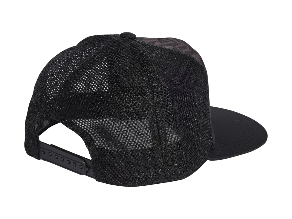 Gorra Adidas negra con panel frontal estampado en gris y negro, visera plana y parte posterior de malla.