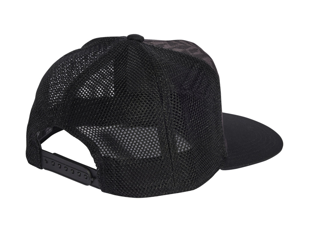Gorra Adidas negra con panel frontal estampado en gris y negro, visera plana y parte posterior de malla.