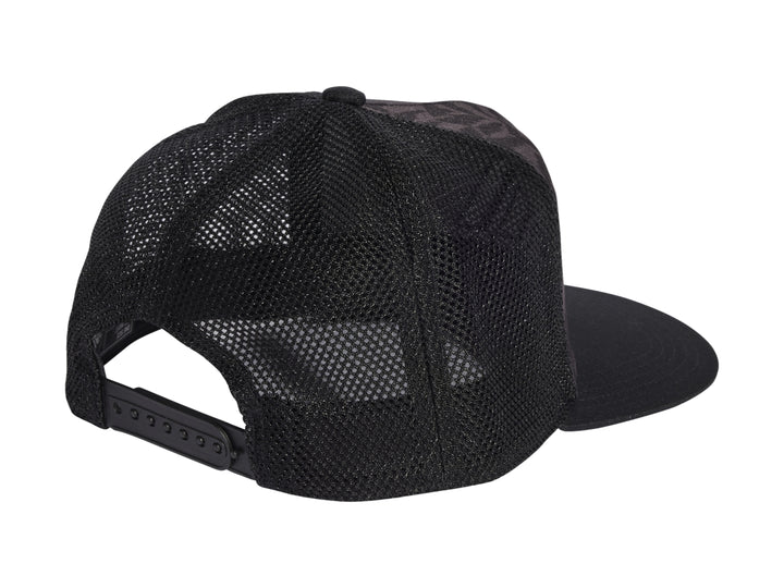 Gorra Adidas negra con panel frontal estampado en gris y negro, visera plana y parte posterior de malla.