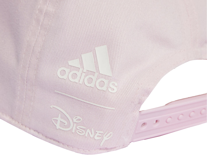 Gorra Adidas color rosa claro para niña con bordado floral y rayas blancas en la visera.
