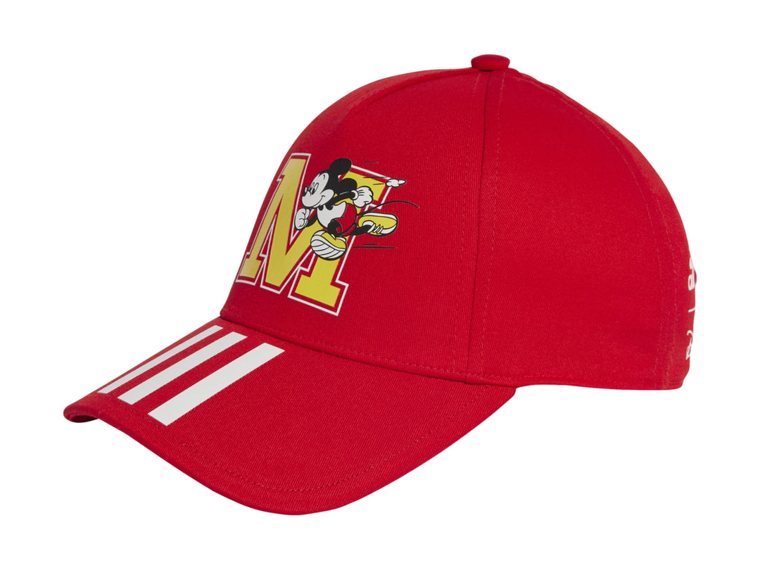 Gorra Adidas color rojo con bordado de Mickey Mouse y tres rayas blancas en la visera.