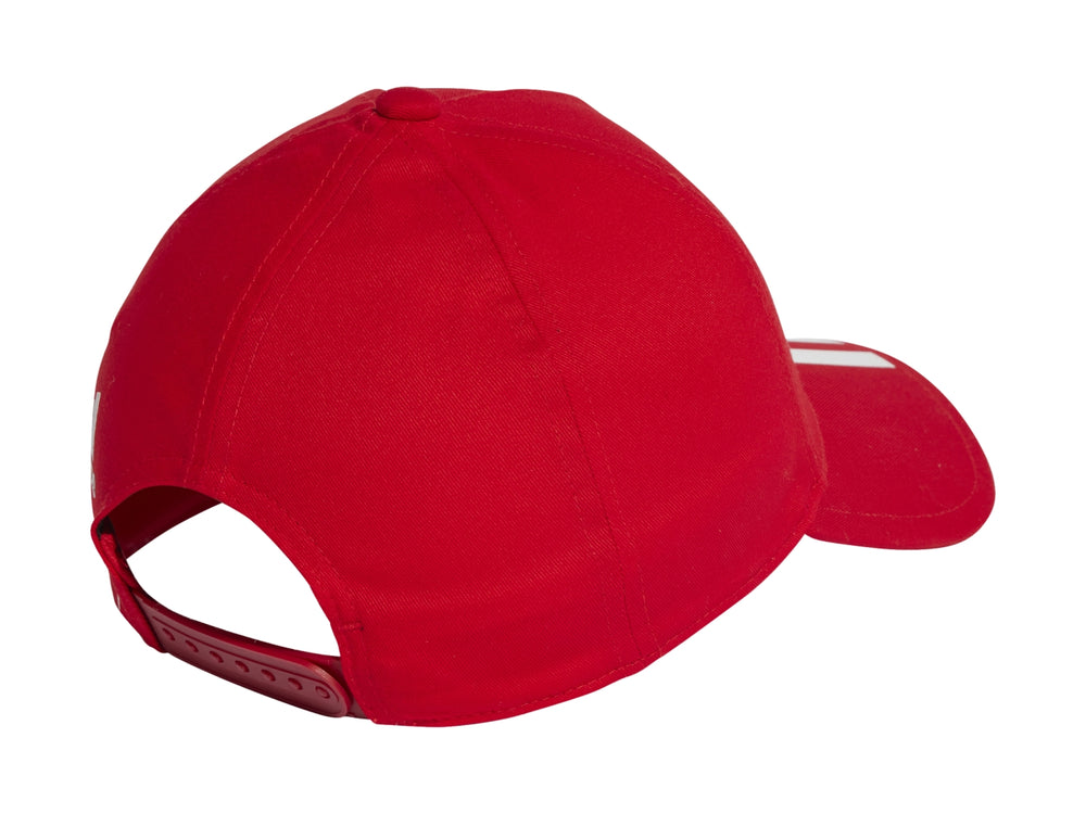 Gorra Adidas color rojo con bordado de Mickey Mouse y tres rayas blancas en la visera.