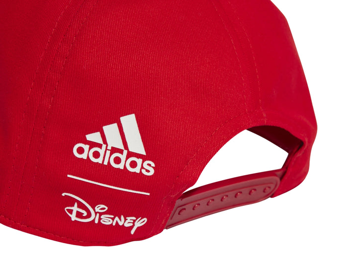 Gorra Adidas color rojo con bordado de Mickey Mouse y tres rayas blancas en la visera.
