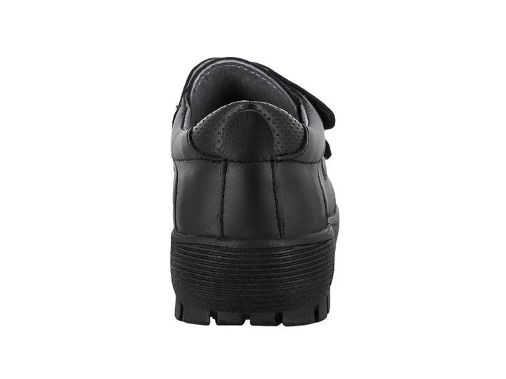 Zapato infantil color negro con cierre de velcro y suela gruesa.