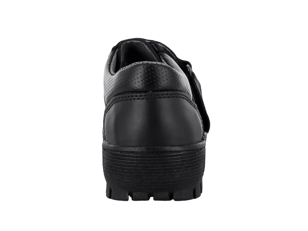 Zapato infantil color negro con cierre de velcro y suela gruesa.
