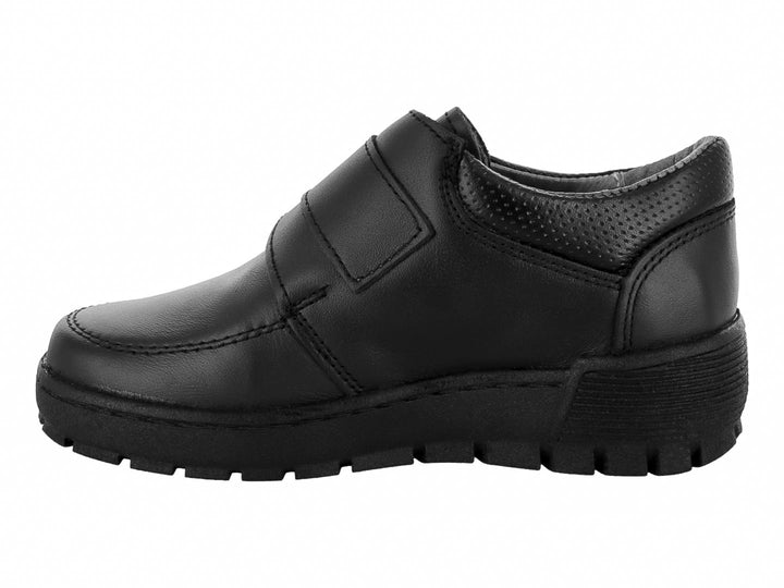 Zapato infantil color negro con cierre de velcro y suela gruesa.