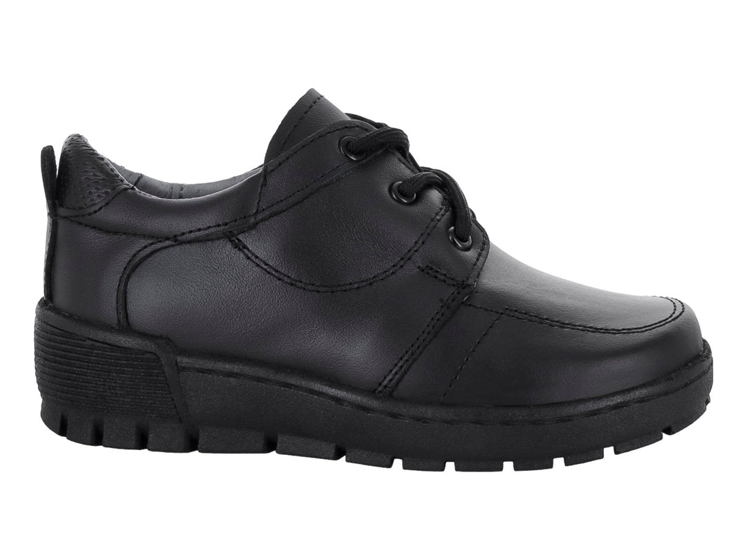 Zapato infantil color negro con agujetas y suela dentada.