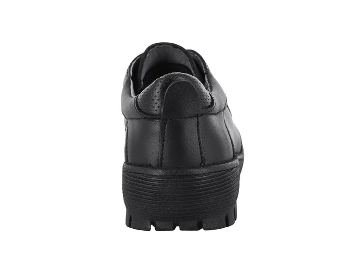 Zapato infantil color negro con agujetas y suela dentada.