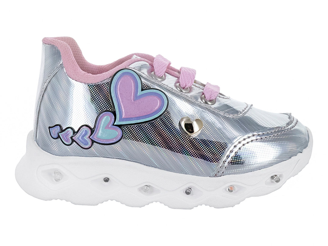 Tenis deportivos para niña color plata brillante con detalles de corazones y agujetas moradas.