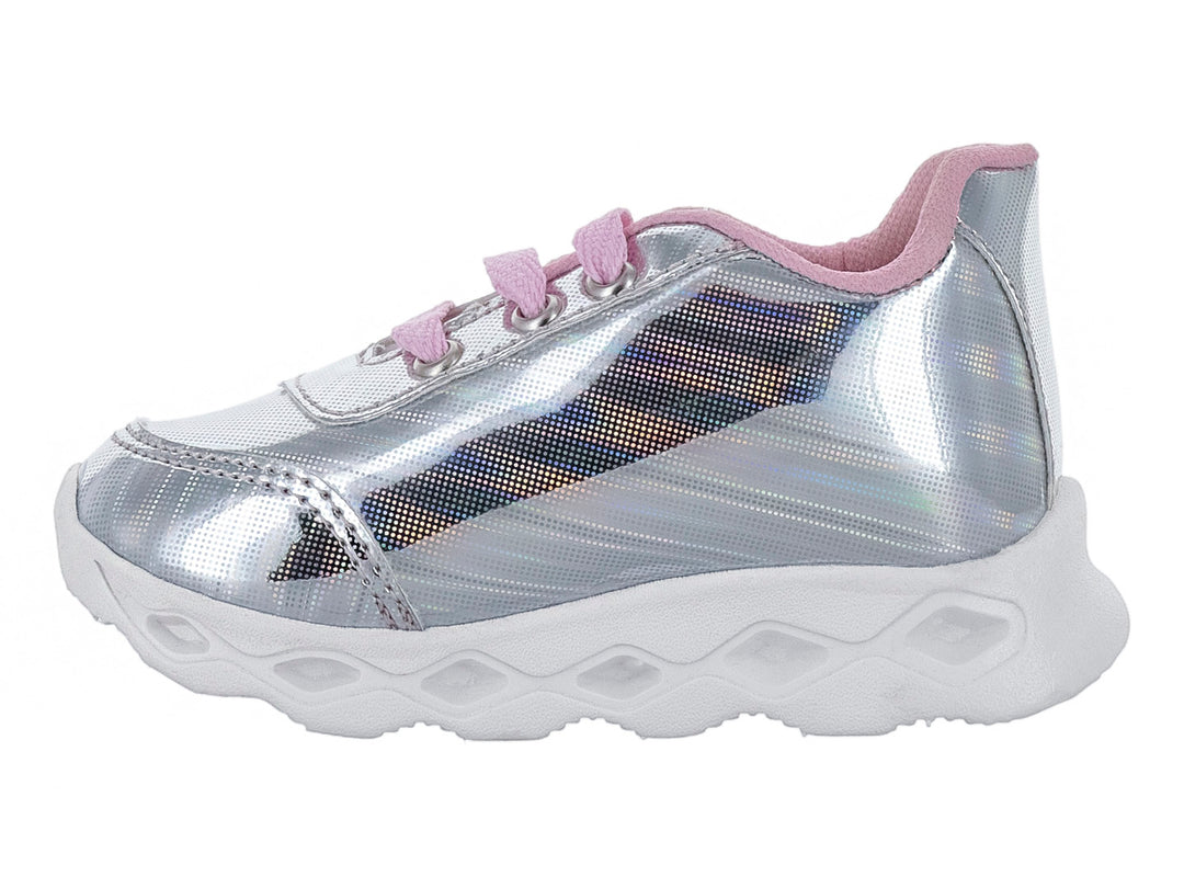 Tenis deportivos para niña color plata brillante con detalles de corazones y agujetas moradas.