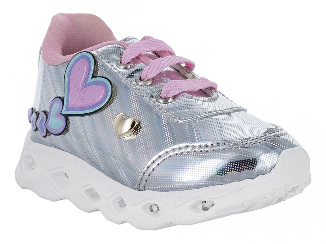 Zapato deportivo infantil color plata con detalles de corazones morados y suela blanca.