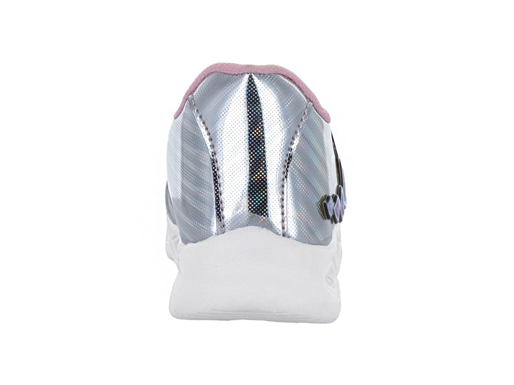Zapato deportivo infantil color plata con detalles de corazones morados y suela blanca.