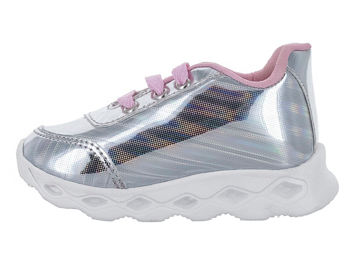 Zapato deportivo infantil color plata con detalles de corazones morados y suela blanca.