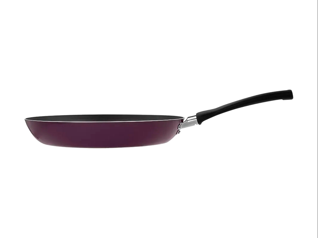 Batería de cocina Vasconia color violeta que incluye olla con tapa, dos sartenes y una espátula negra.