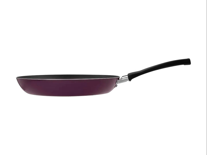 Batería de cocina Vasconia color violeta que incluye olla con tapa, dos sartenes y una espátula negra.