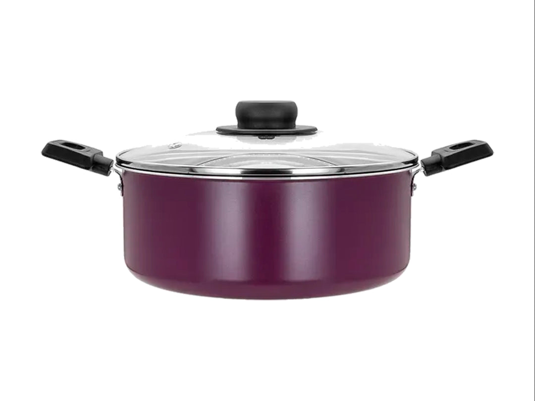 Batería de cocina Vasconia color violeta que incluye olla con tapa, dos sartenes y una espátula negra.