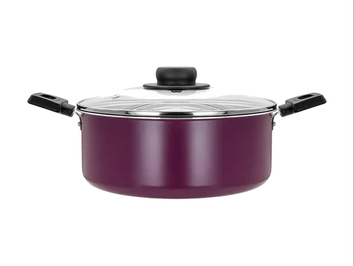 Batería de cocina Vasconia color violeta que incluye olla con tapa, dos sartenes y una espátula negra.