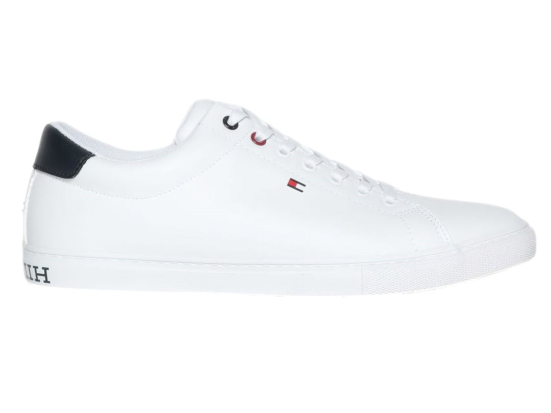 Tenis casuales Tommy Hilfiger de color blanco con detalle en azul marino en el talón y suela blanca.