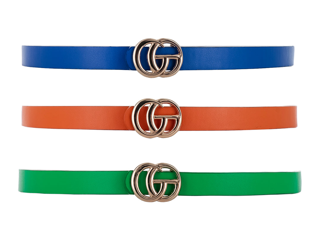 Set de tres cinturones en colores azul, naranja y verde con hebillas metálicas circulares entrelazadas.